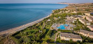 Serenusa Resort Serenusa Resort è gioia, luce e colori. È un luogo meraviglioso, su una terrazza naturale alta sul mare che si affaccia a sud verso il centro del Mediterraneo e le rotte dei navigatori antichi. Qui le linee e i colori del design moderno si intrecciano alle forme fastose e ai colori brillanti della tradizione siciliana. Oggi ogni spazio è rinnovato, in uno stile moderno e accogliente che nasce dalla storia e dalla cultura, dai miti e le leggende di questa isola straordinaria. Il Serenusa Resort ti accoglie sulla spiaggia di Licata, vicino ad Agrigento, a poca distanza dai tesori della Valle dei Templi, in una terra unica al mondo.